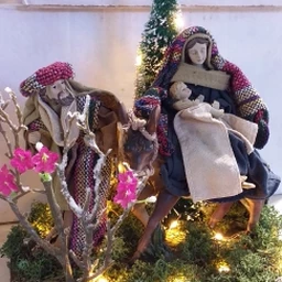 NATIVITÁ RESINA  IN VIAGGIO C/VESTITO STOFFA E LUCI LED