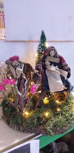 NATIVITÁ RESINA  IN VIAGGIO C/VESTITO STOFFA E LUCI LED