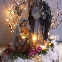 NATIVITÁ RESINA  C/LUCI LED E ALBERO SU TRONCO LEGNO