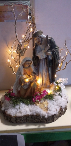 NATIVITÁ RESINA  C/LUCI LED E ALBERO SU TRONCO LEGNO