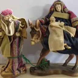 NATIVITÁ RESINA  IN VIAGGIO C/VESTITO STOFFA